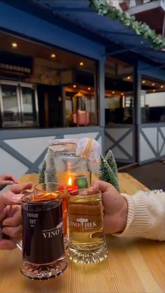 Anstoßen mit Glühwein vor der Alm