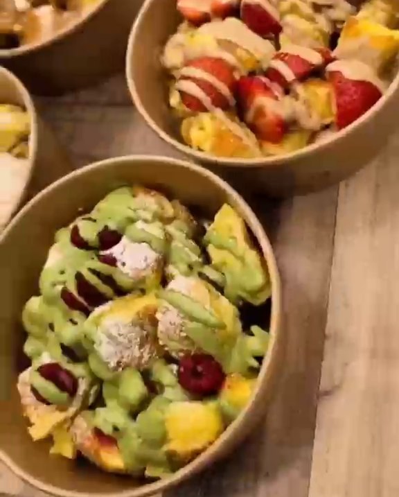 Kaiserschmarrn-Bowl mit Pistazie und Beeren