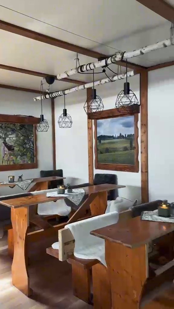 Holzbänke und Kamin in der Stube